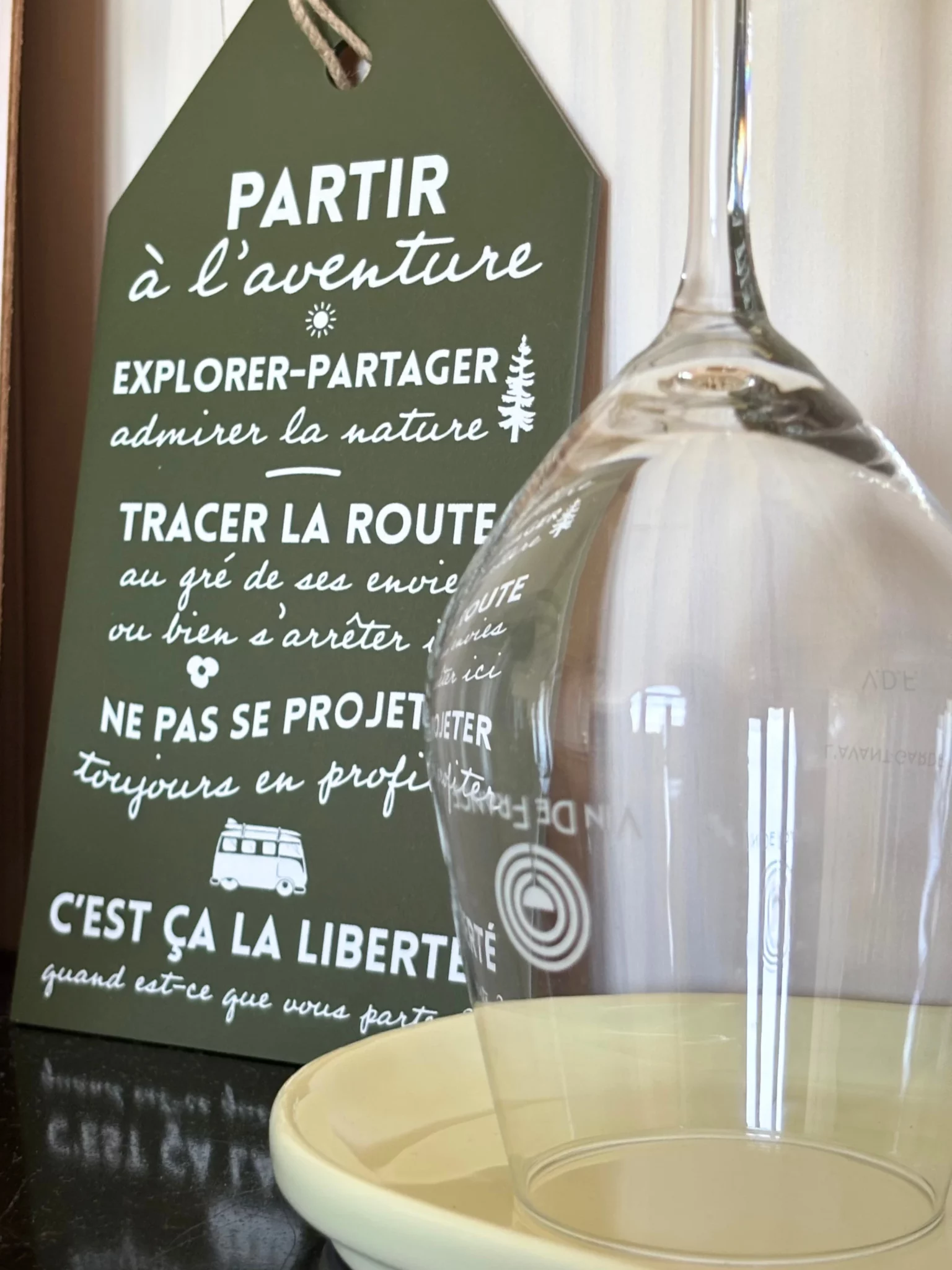 Coin cuisine de l’hébergement insolite du Domaine du Peyret à Puy-L'Évêque Lot