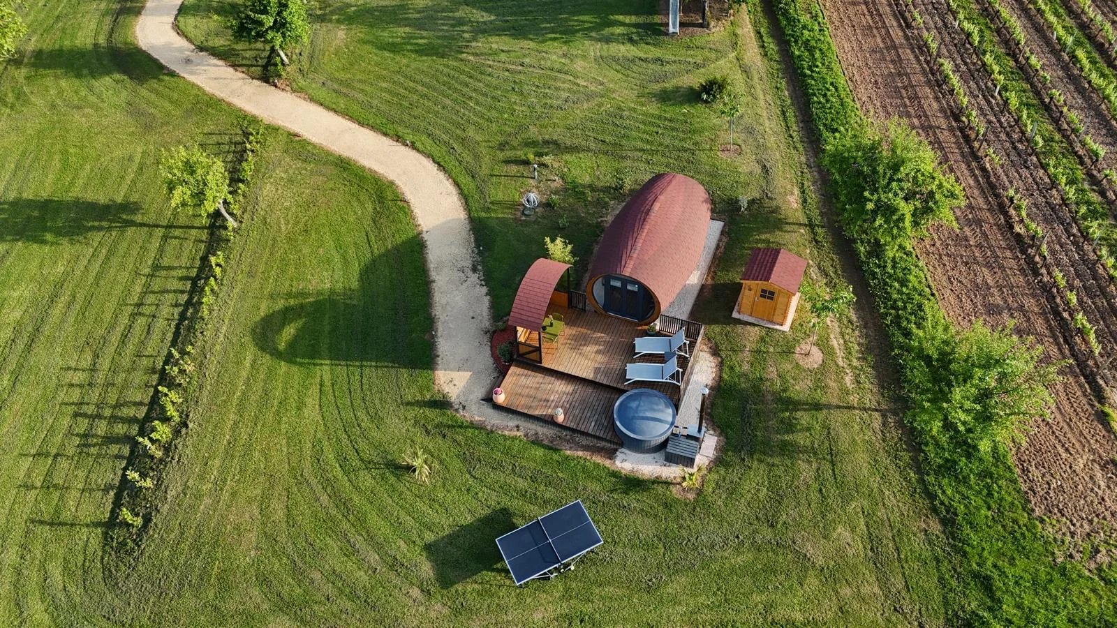 Extérieur piscine de l’hébergement insolite du Domaine du Peyret à Puy-L'Évêque Lot