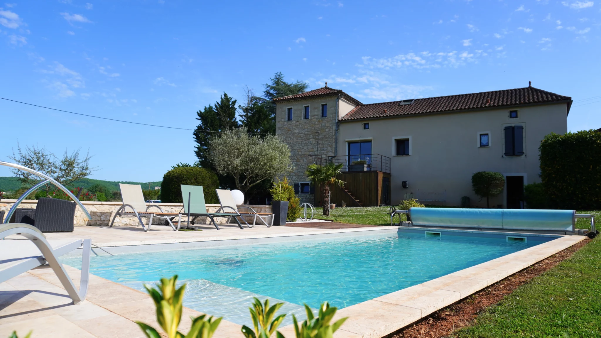 Extérieur piscine de l’hébergement insolite du Domaine du Peyret à Puy-L'Évêque Lot