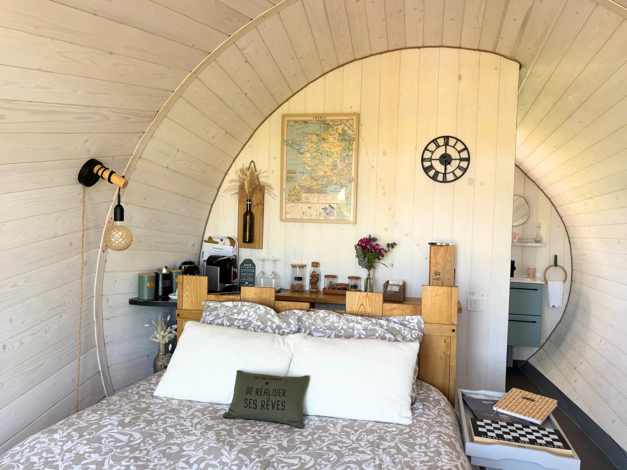 Chambre de l’hébergement insolite du Domaine du Peyret à Puy-L'Évêque Lot