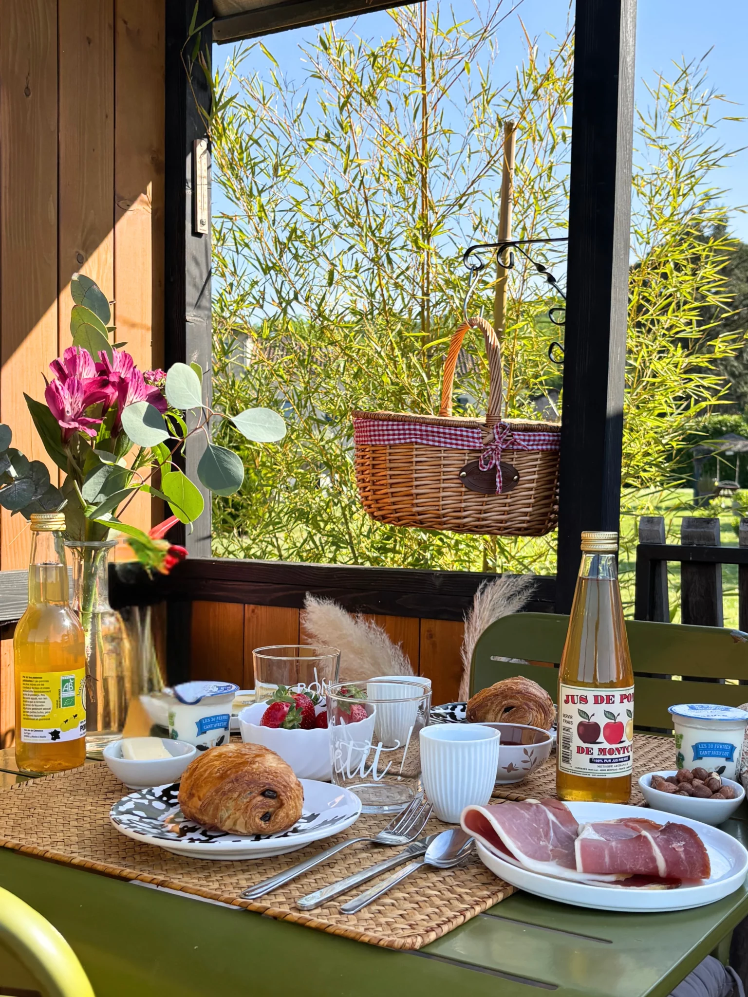 Panier petit déjeuner produits locaux Hébergement insolite Domaine du Peyret Puy-L'Évêque Lot