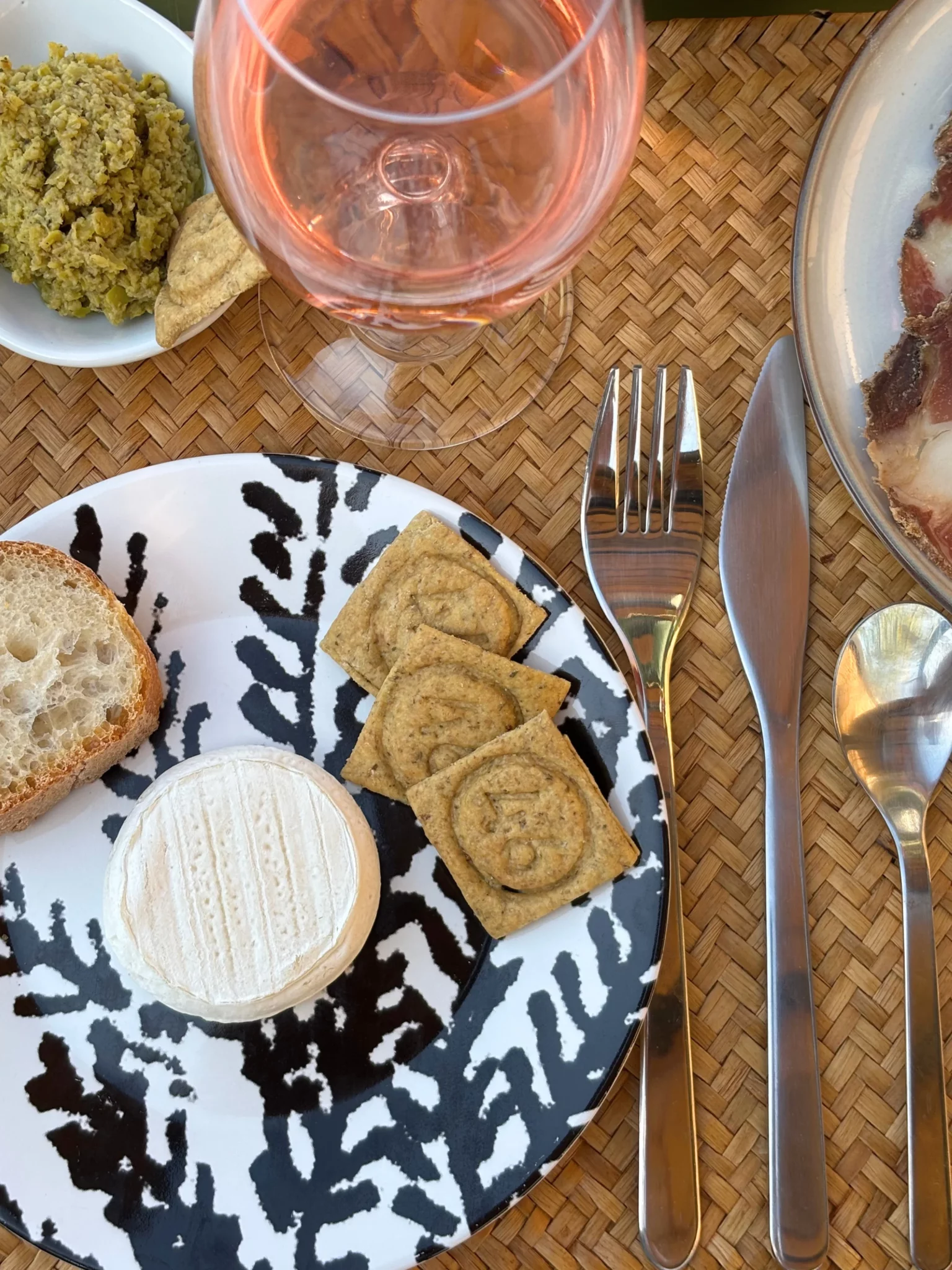 Panier Repas produits locaux Hébergement insolite Domaine du Peyret Puy-L'Évêque Lot