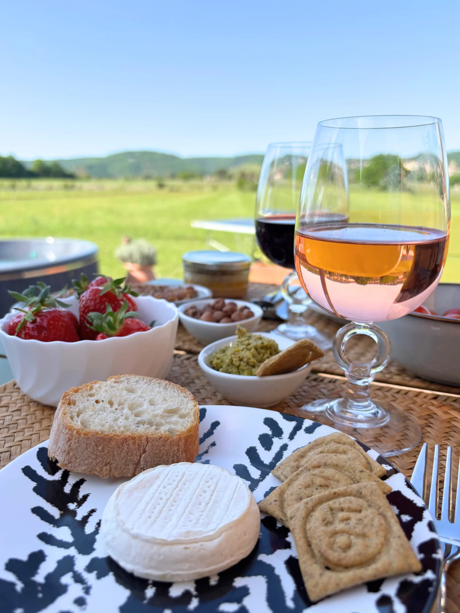 Panier Repas produits locaux Hébergement insolite Domaine du Peyret Puy-L'Évêque Lot