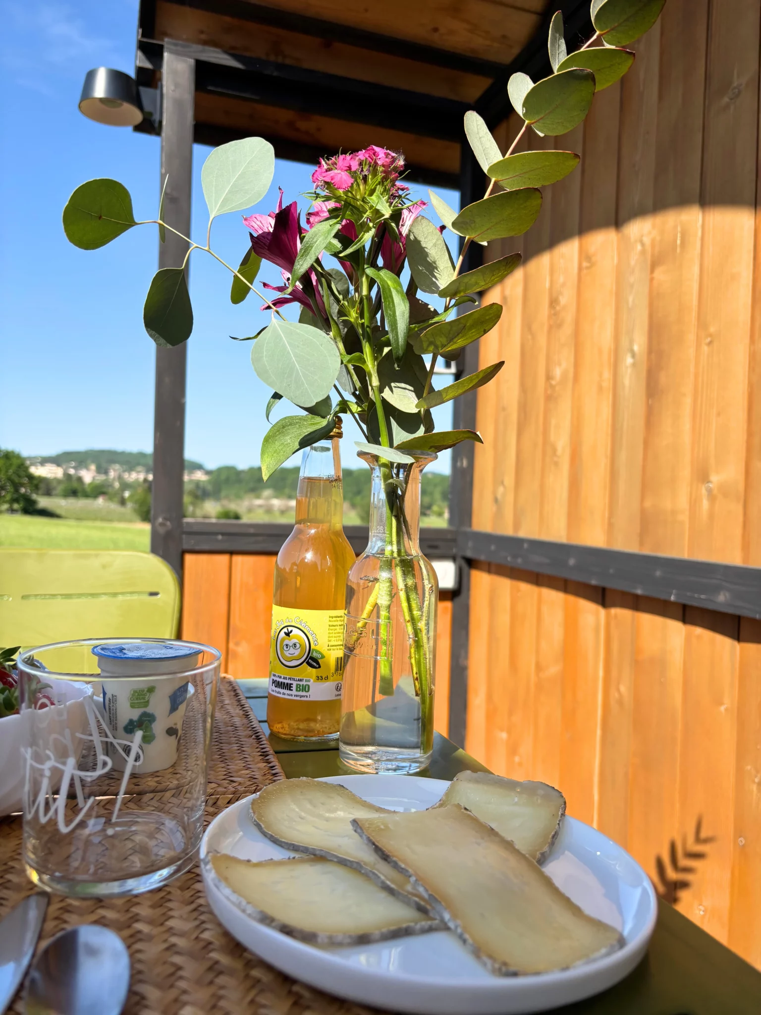 Petit déjeuner produits locaux Hébergement insolite Domaine du Peyret Puy-L'Évêque Lot
