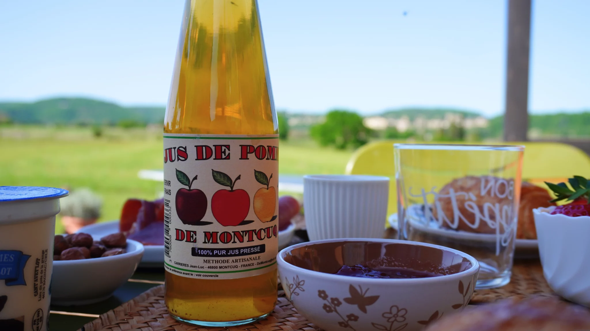 Panier petit déjeuner produits locaux jus de pomme Hébergement insolite Domaine du Peyret Puy-L'Évêque Lot
