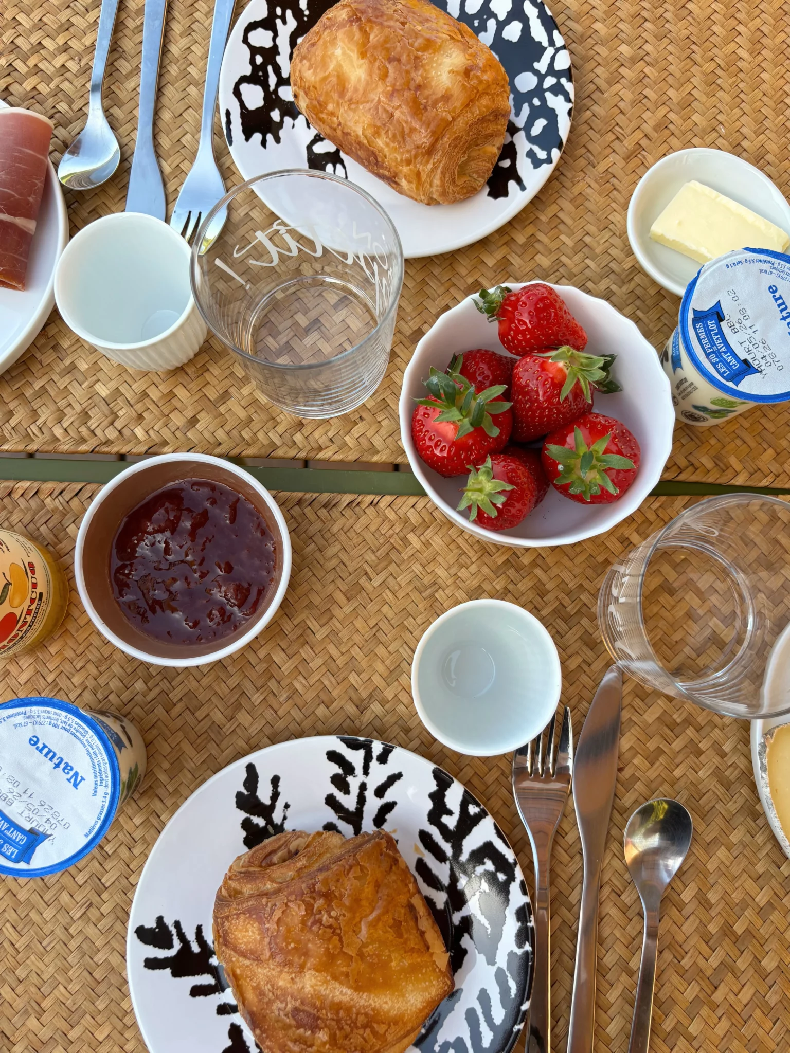 Présentation du petit déjeuner produits locaux Hébergement insolite Domaine du Peyret Puy-L'Évêque Lot