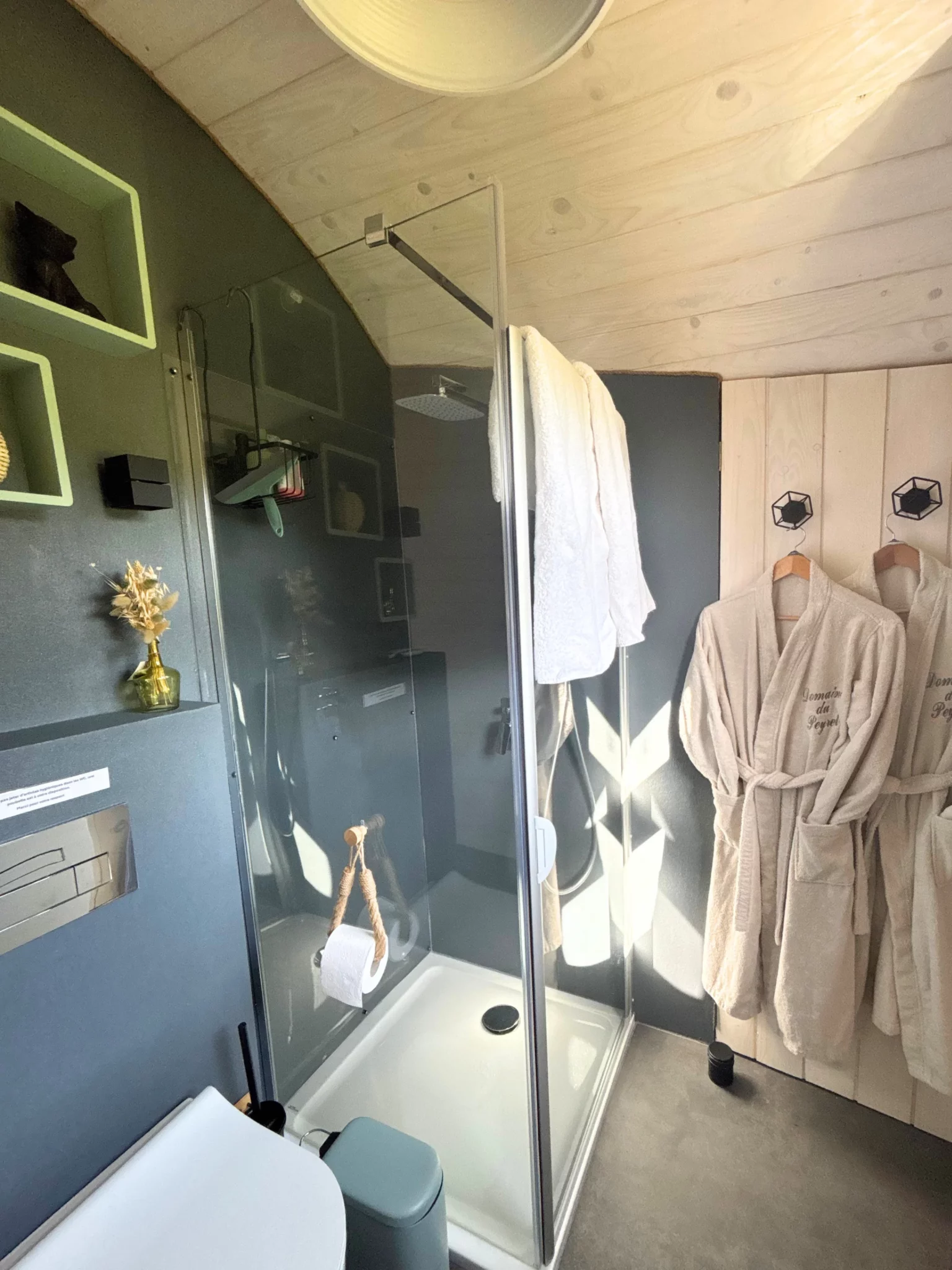 Salle de bain de l’hébergement insolite Domaine du Peyret Puy-L'Évêque Lot
