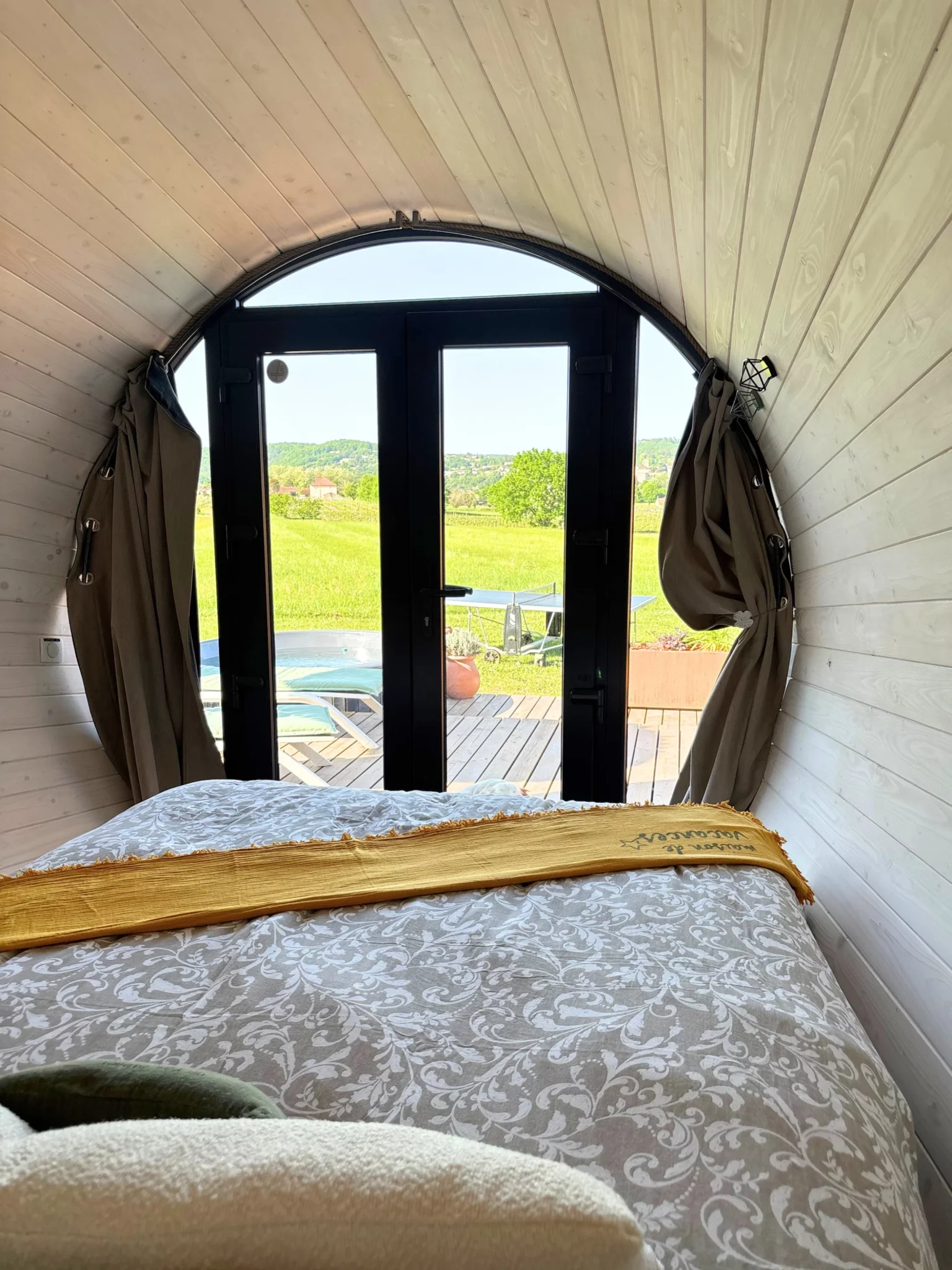 Chambre de l’hébergement insolite du Domaine du Peyret à Puy-L'Évêque Lot
